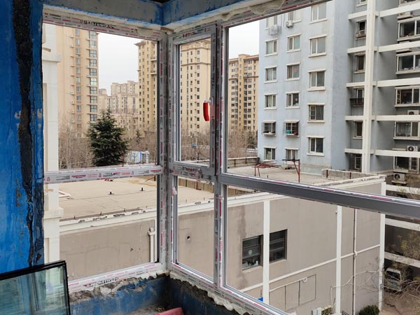 李沧金秋桂园小区意德维盾70高性能系统窗安装现场